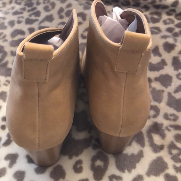 Weeboo V-Cut Block Heel Bootie Wheat Size 8.5 8 - Picture 15 of 16